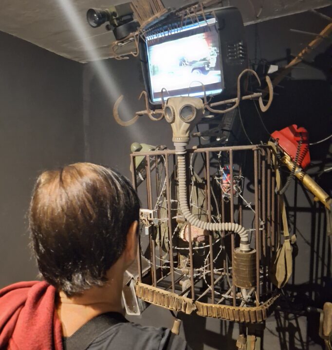 Instalacja będąca symbolicznym przedstawieniem funkcjonariusza dawnej policji politycznej Sigurimi z czasów komunistycznej dyktatury Envera Hoxhy