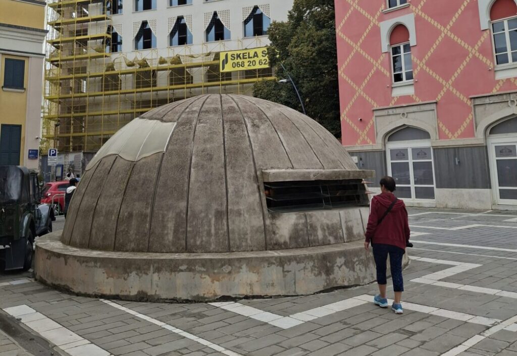 Wejście do Bunk'Art 2 w centrum Tirany