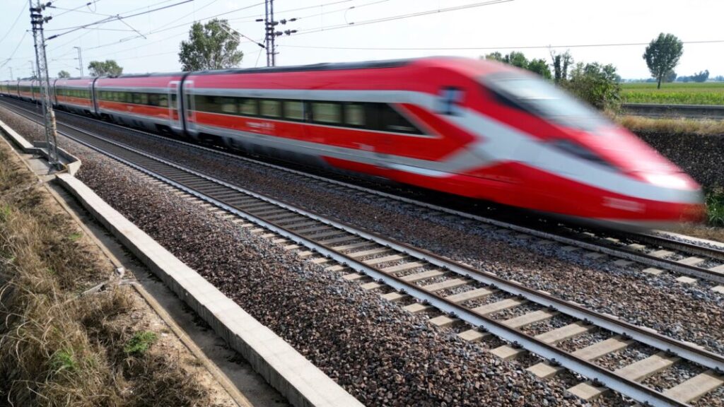 Pociąg Frecciarossa na trasie z Mediolanu