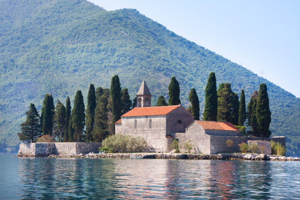 Wyspa Świętego Jerzego u wybrzeży Perastu w Zatoce Kotorskiej