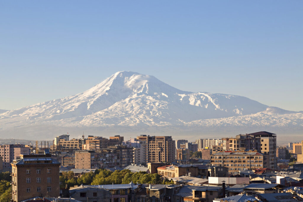 Widok na górę Ararat z Erewania - Armenia