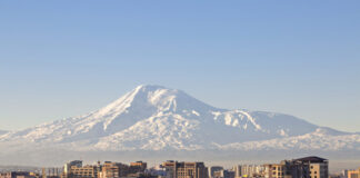 Widok na górę Ararat z Erewania - Armenia