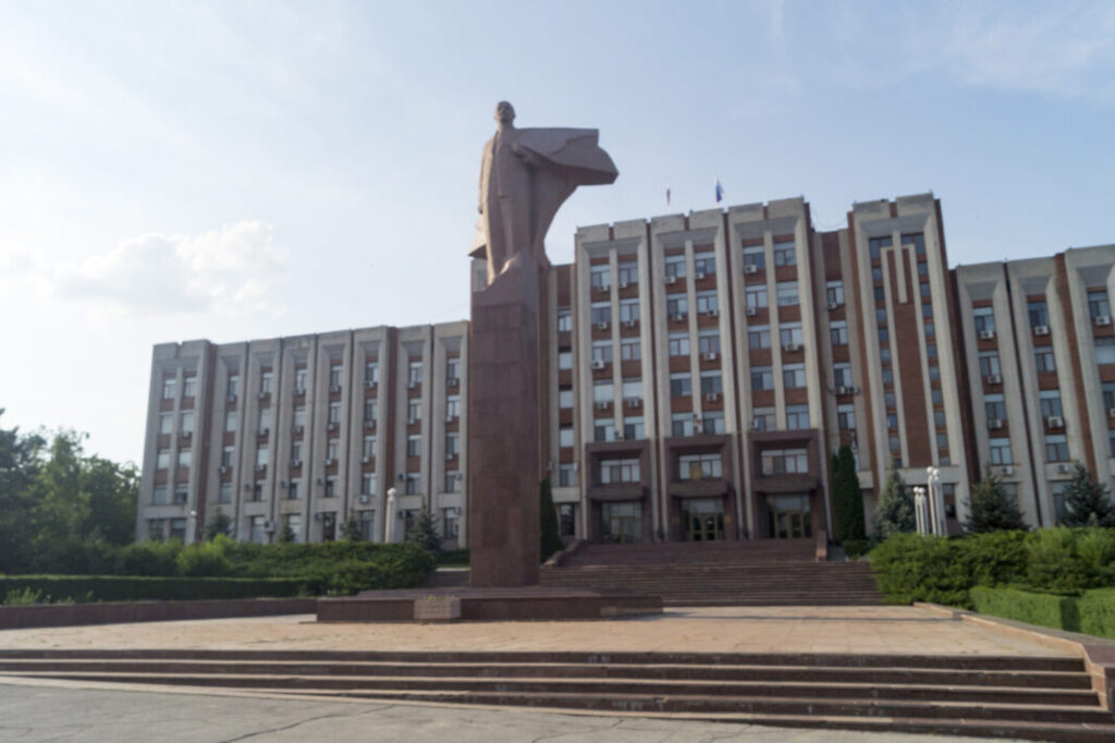 Pomnik Lenina przed parlamentem w Tyraspolu