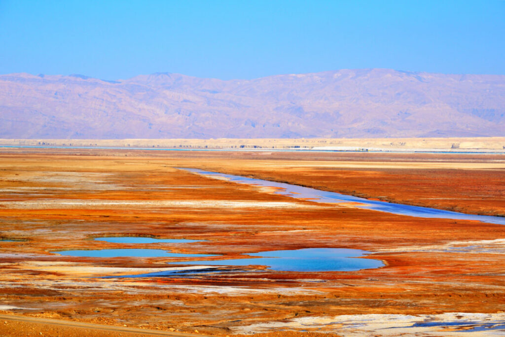 Wysychające Morze Martwe w pobliżu pustyni Negev w Izraelu