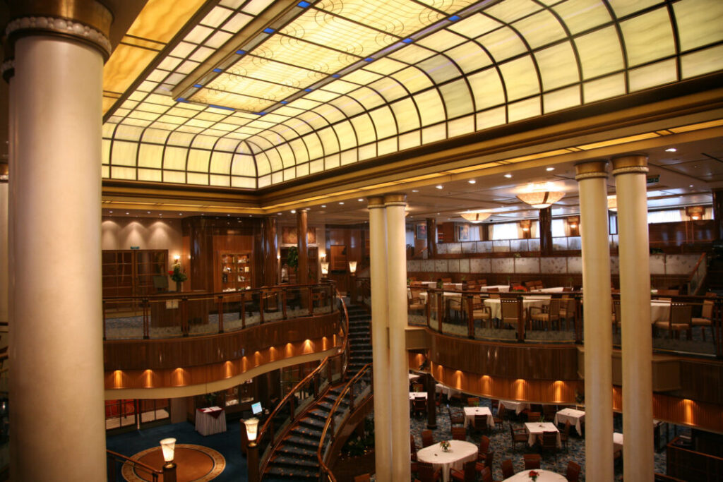 Duża jadalnia na transatlantyku Queen Mary 2