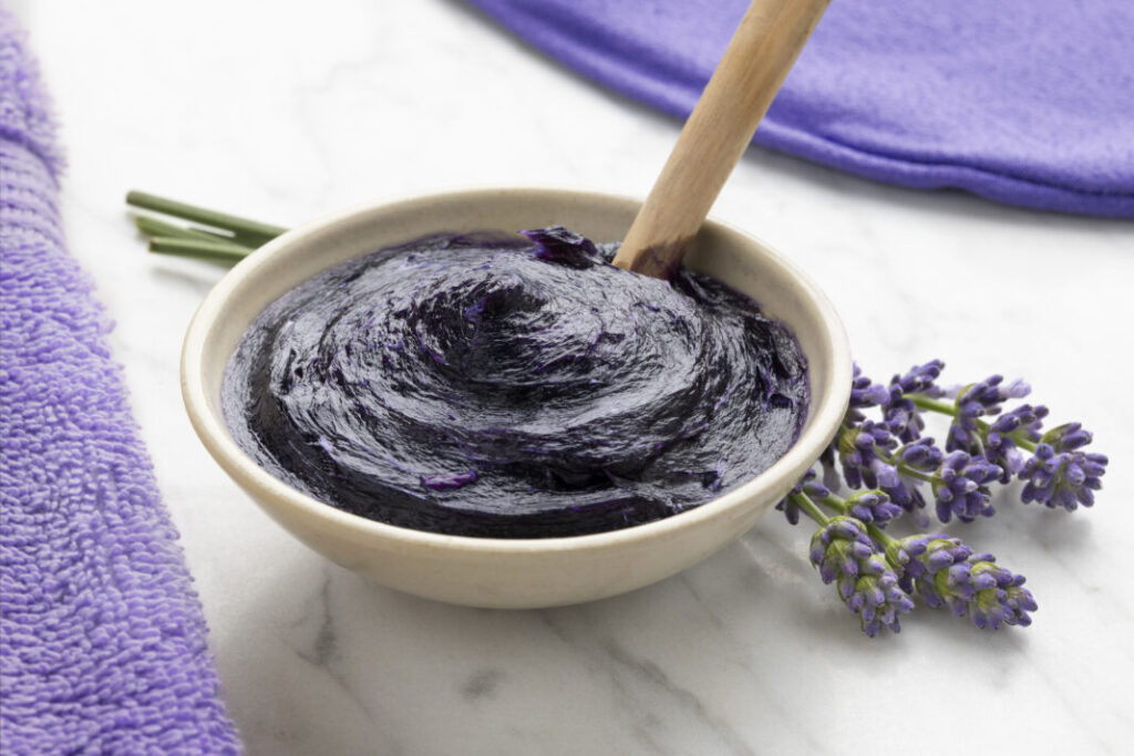 Miska z tradycyjnym marokańskim savon beldi z lawendą