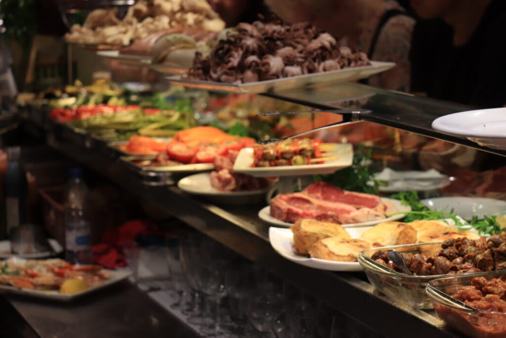 Restauracja na targu La Boqueria w Barcelonie