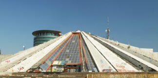 Piramida w Tiranie, która miała być mauzoleum i muzeum Envera Hodży - Albania