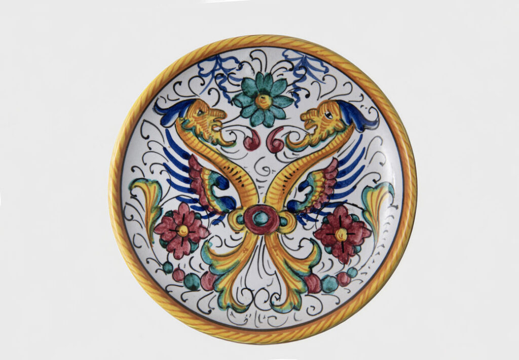 Ceramiczny talerz z manufaktury Deruta z dekoracją w stylu rafaelowskim - Włochy