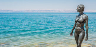 Zabieg pielęgnacyjny błotem z Morza Martwego w Jordanii