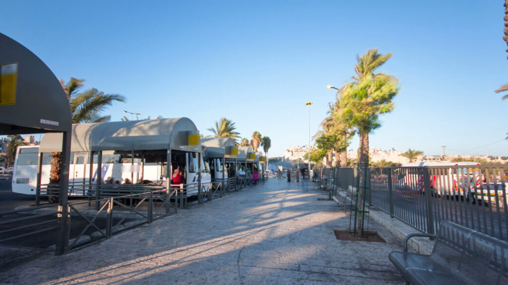 Dworzec autobusowy w pobliżu Bramy Damasceńskiej w Jerozolimie