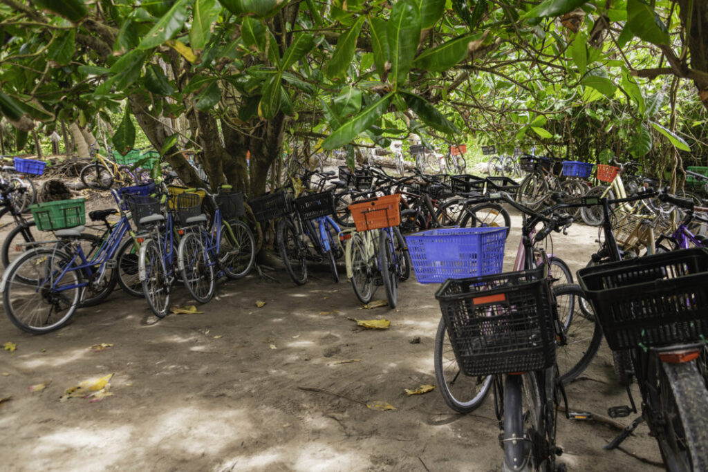 Parking rowerowy w Grand Anse na wyspie La Digue - Szeszele