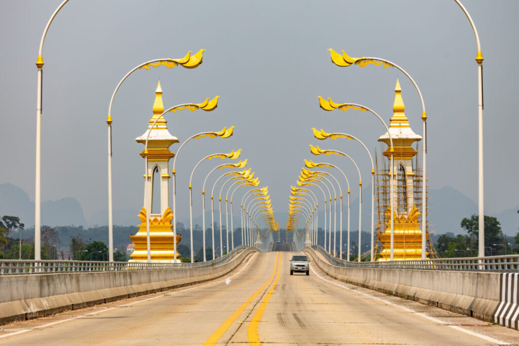 Most przyjaźni tajsko-laotańskiej nad rzeką Mekong