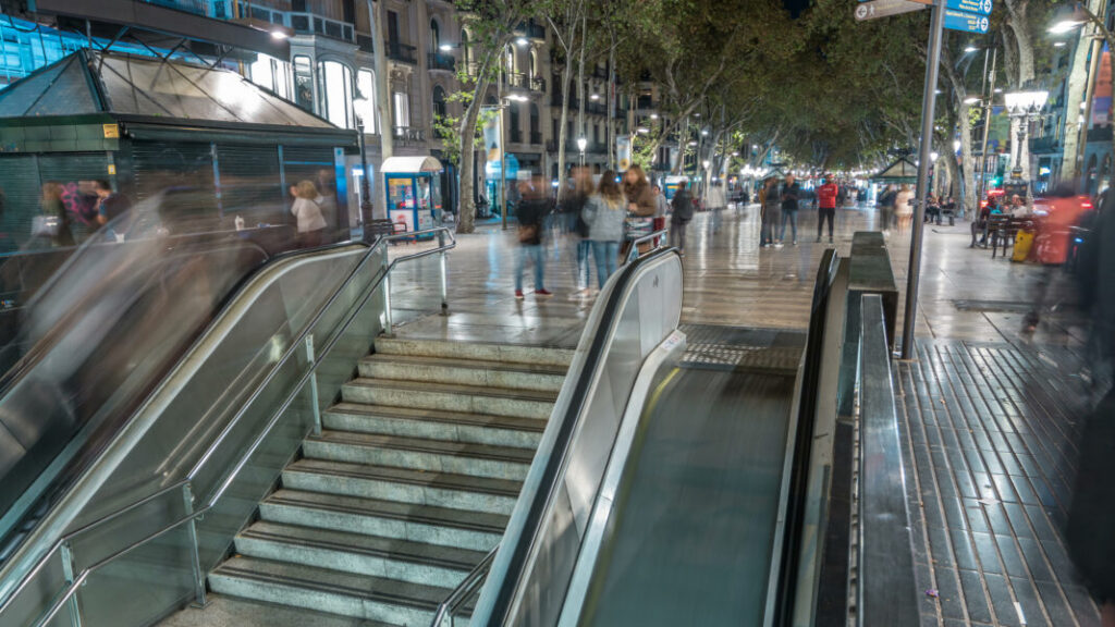 Wejście do metra na placu La Rambla w Barcelonie