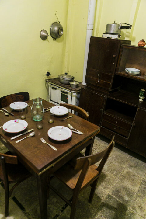 Aranżacja kuchni w muzeum Bunk Art 1 w Tiranie w Albanii