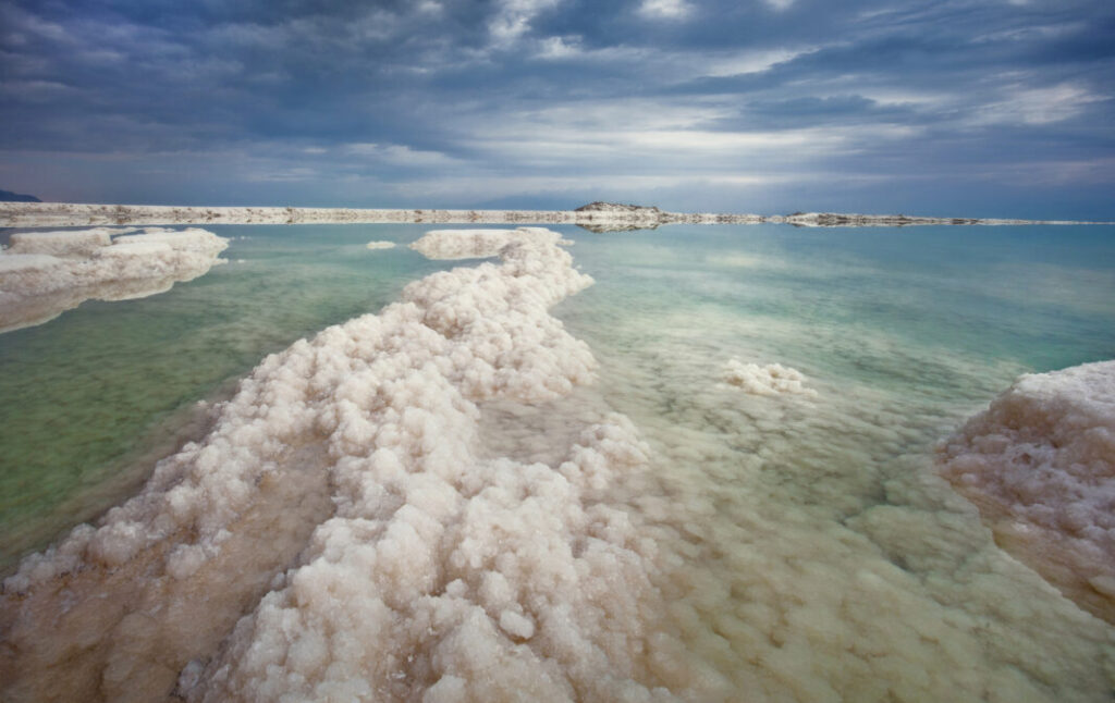 Wykrystalizowana sół w Morzu Martwym