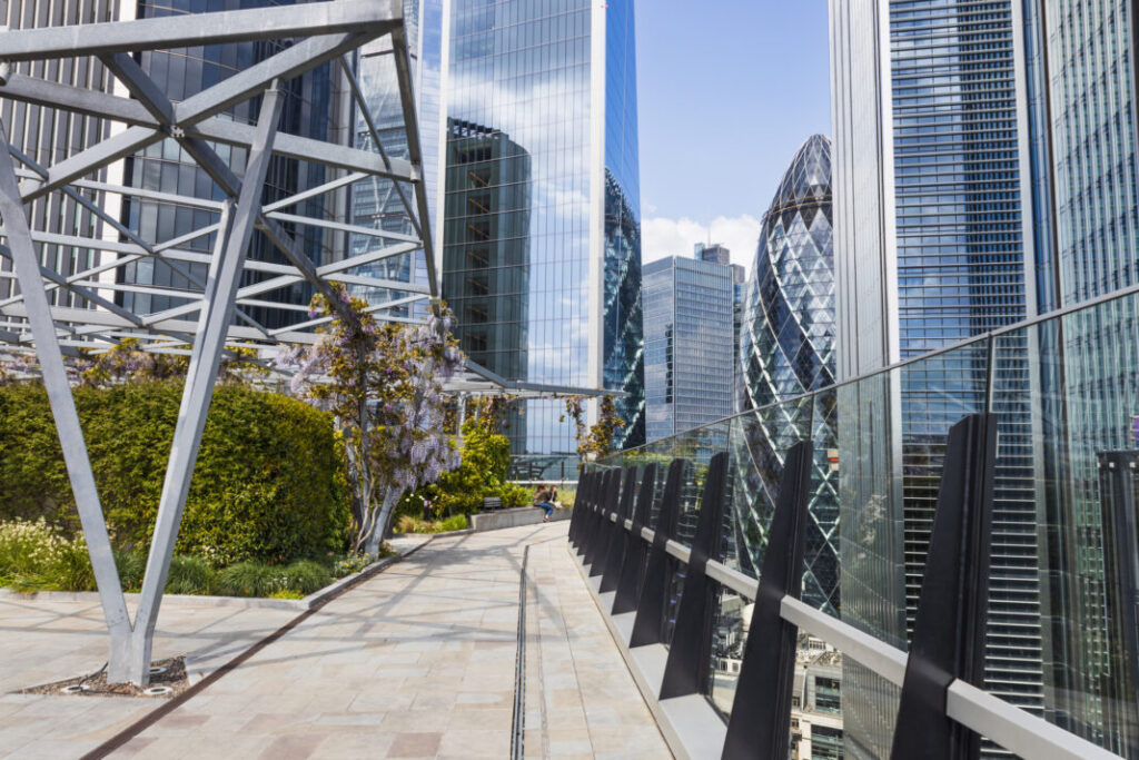 Panorama miasta Londynu ze szklanymi wieżowcami