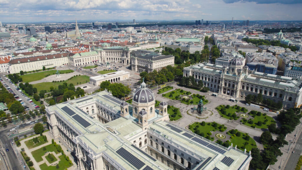 Widok z lotu ptaka na Wiedeń i Maria Theresien Platz - Austria
