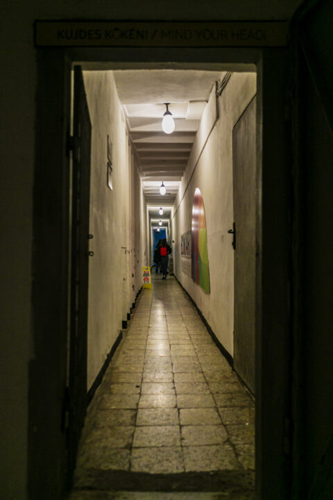 Wąski korytarz w Bunk'Art 2 w Tiranie w Albanii