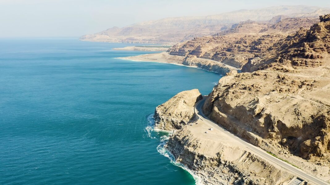 Brzeg Morza Martwego po stronie Jordanii