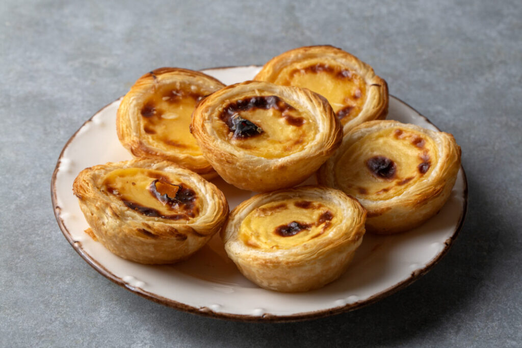 Tradycyjny portugalski deser pastéis de nata