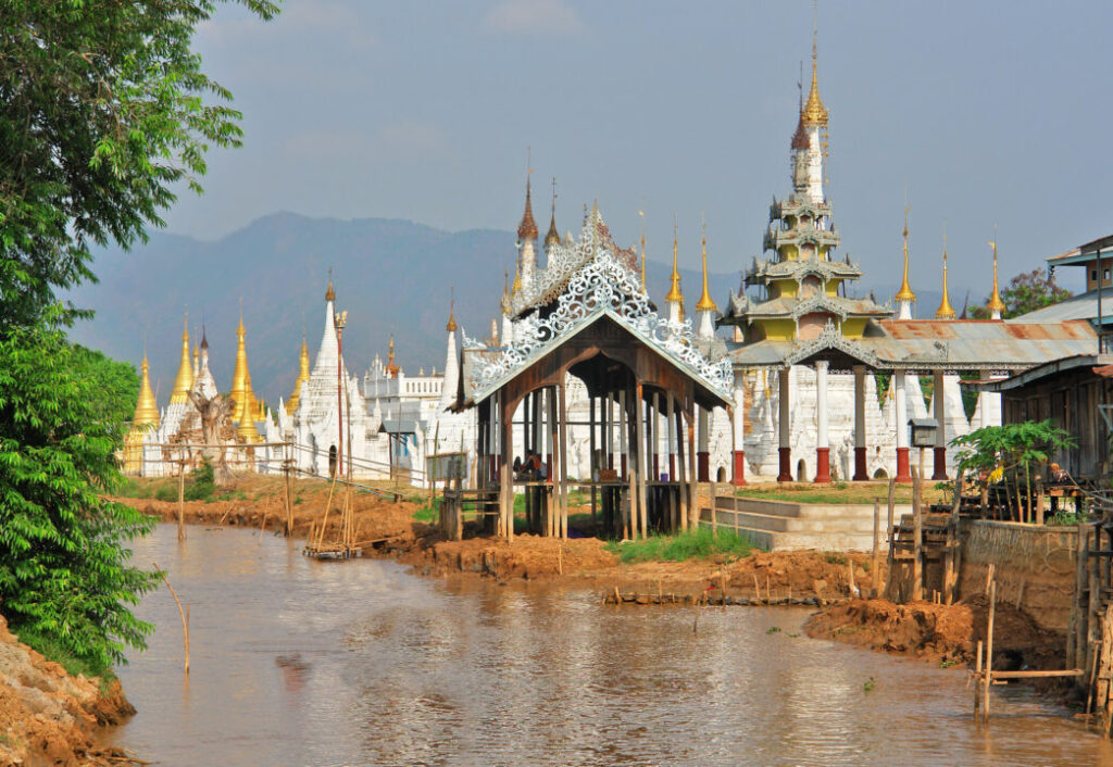 Pagoda Alodaw Pauk na wyspie Inle Lake w Mjanmie (Birma)