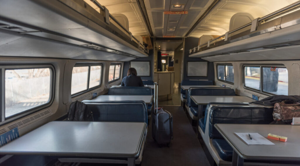 Wagon restauracyjny w pociągu Amtrak