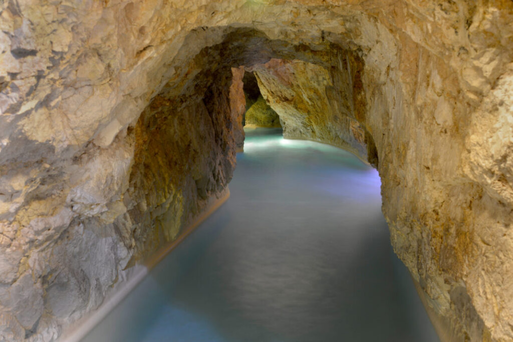Kąpielisko termalne w jaskini w Miskolcu - Węgry