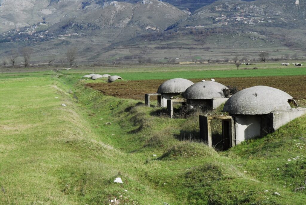 Bunkry z czasów komunistycznego reżimu Envera Hodży - Albania