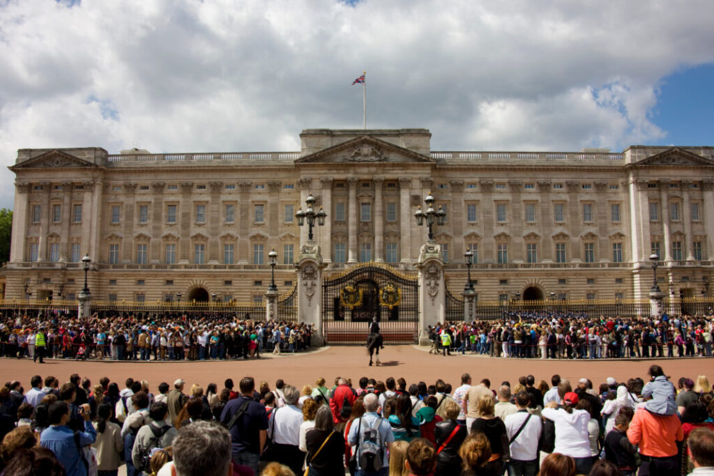 Przed Pałacem Buckingham w oczekiwaniu na zmianę warty w Londynie, Wielka Brytania